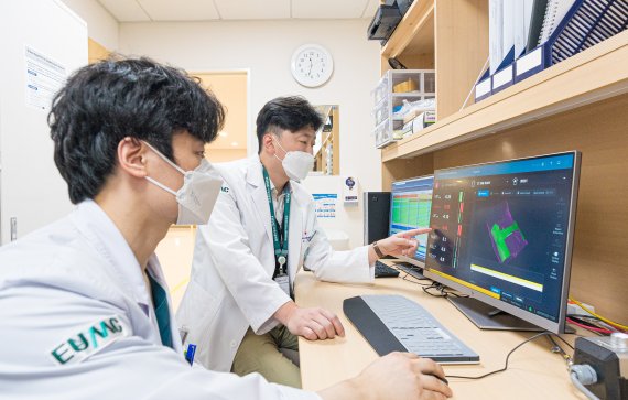 김경수 이대목동병원 방사선종양학과 교수(오른쪽 첫번째)가 '얼라인 RT'를 활용한 표면 유도 방사선 치료 기법으로 환자의 움직임도 모니터링하며 방사선 치료를 진행하고 있다.