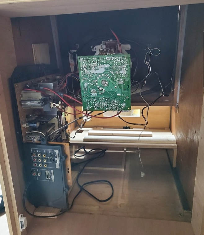 (이틀간의 작업이 진행된 모습. 기판을 왼쪽 모서리 쪽으로 붙인 게 인상적이다)