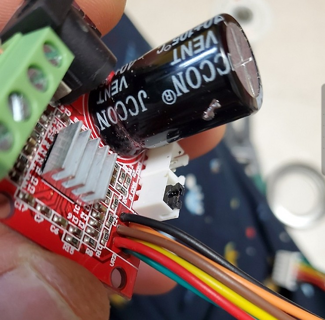 (이어진 작업! 볼륨조절을 위해 앰프에 있는 가변 저항을 떼서 케이블로 연장해준다)