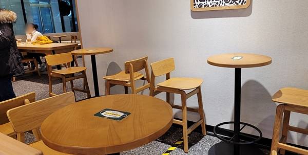 카페 안에는 사람들이 거의 없었다.