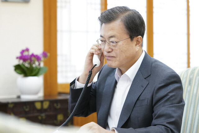 South Korean President Moon Jae-in talks on the phone with interim President-elect Joe Biden on Nov. 12, 2020. (provided by the Blue House)