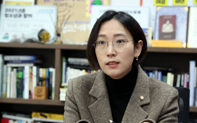 장혜영 정의당 의원이 지난 18일 오후 국회 의원회관에서 ‘코로나 양극화’ 해법을 주제로 <한겨레>와 인터뷰를 하고 있다. 김경호 선임기자 jijae@hani.co.kr