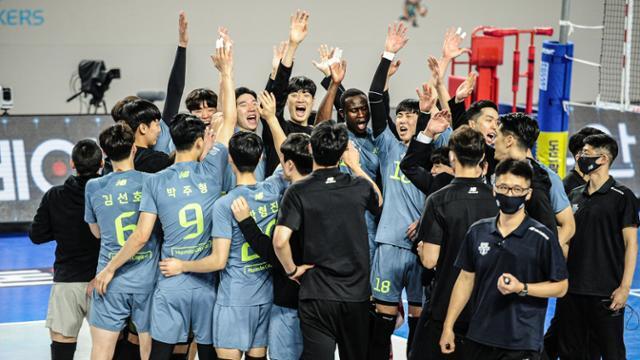 현대캐피탈 선수들이 지난 17일 천안 유관순체육관에서 열린 한국전력과 경기에서 3-2로 승리한 뒤 환호하고 있다. KOVO 제공