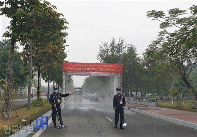 베트남 군 병력이 25일 수도 하노이에서 열린 13차 공산당 전국대표회의에 참석하는 차량들에 대한 폭발물 검사를 하고 있다. 하노이=정재호 특파원