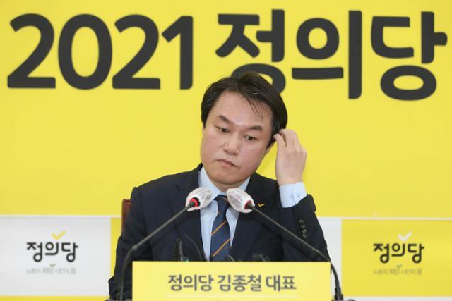 김종철 전 대표가 지난 20일 국회에서 열린 신년기자회견에서 머리를 만지고 있다. 뉴스1