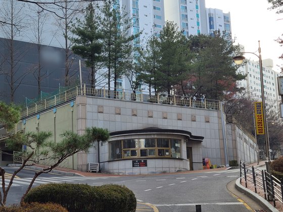 이용구 법무부 차관이 지난해 11월 6일 오후 11시 30분쯤 택시기사를 폭행한 서울 서초동의 한 아파트 앞 도로. 박현주 기자