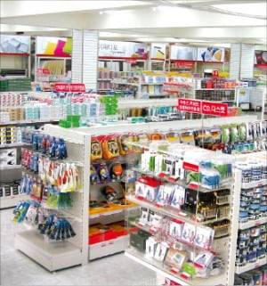 소비자 발길이 끊겨 썰렁한 한 문구매장. 한경DB