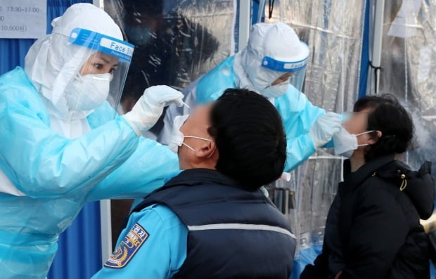 코로나19 검사를 받고 있는 대전 시민들. /사진=뉴스1