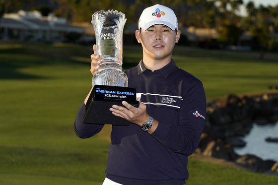 Kim Si-woo holds the winner's trophy at the end of The American Express tournament in La Quinta, California, on Sunday. [AP/YONHAP]