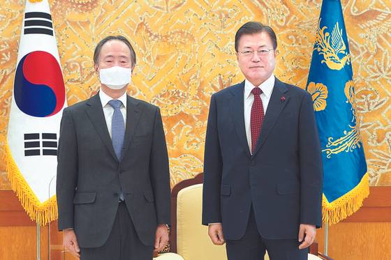 In a rare move last week, President Moon Jae-in invited outgoing Japanese Ambassador Koji Tomita to the Blue House to express appreciation for his role over the past 14 months and stressed the importance of the two nation’s partnership for the peace and prosperity of the world. [BLUE HOUSE]