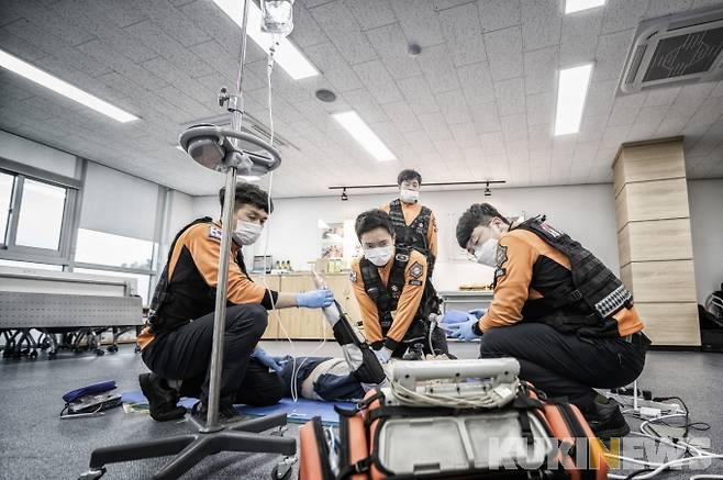 세종소방본부 구급대원들의 구급활동 훈련 모습.