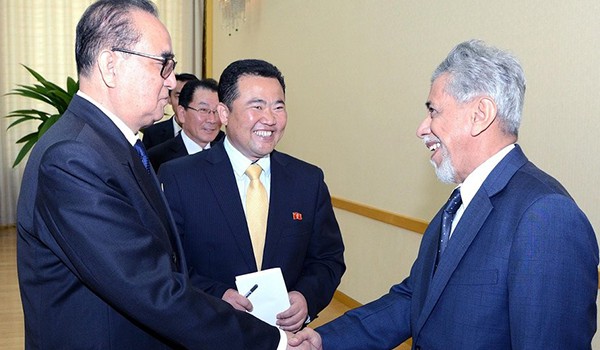 Ryu Hyun-woo, North Korea’s former acting ambassador to Kuwait, center, is with Ri Su-yong, former minister of foreign affairs of North Korea, far left, and Omani Undersecretary for diplomatic affairs Ahmed bin Yousef Al-Harthy. [Photo by Yonhap News Agency]