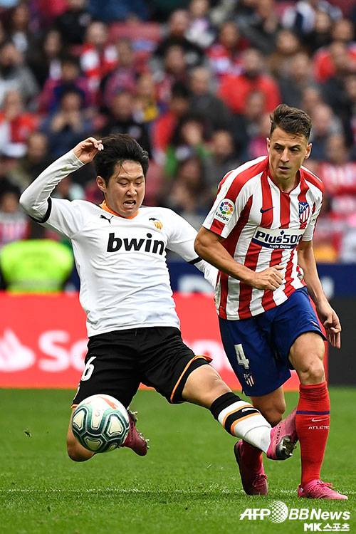 이강인(왼쪽)은 2019년 10월 20일(한국시간) 아틀레티코 마드리드전에서 종료 직전 백태클로 레드카드를 받고 퇴장했다. 프로 데뷔 후 첫 퇴장이었다. 이후 발렌시아는 세 차례 아틀레티코 마드리드와 맞대결을 가졌으나 이강인은 벤치에만 앉아 있었다. 사진=ⓒAFPBBNews = News1