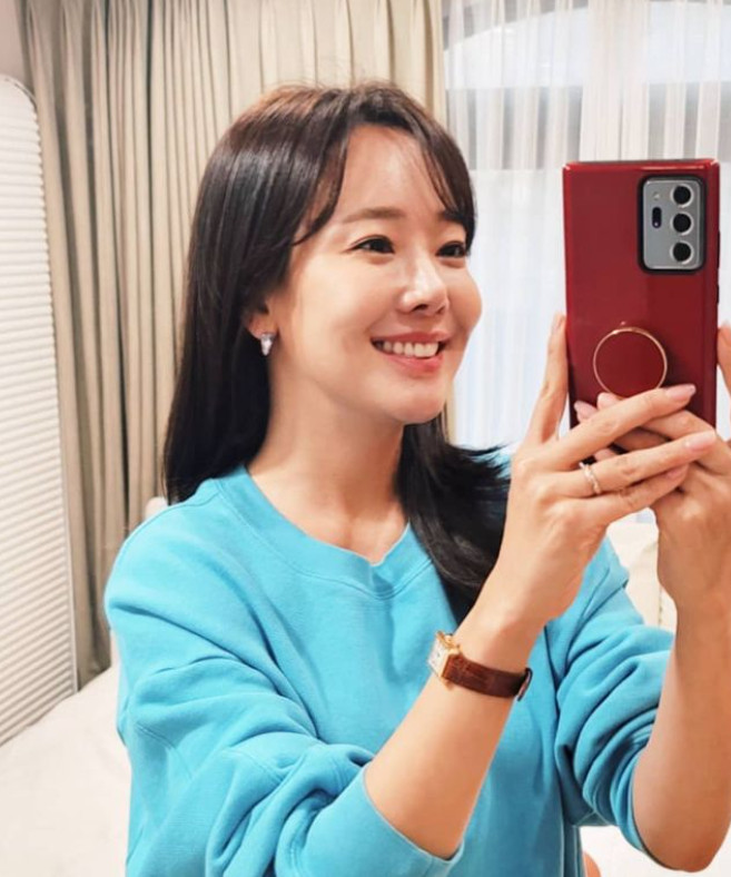 Actor So Yoo-jin told her mothers daily lifeSo Yoo-jin wrote on his personal Instagram account on January 25, Im a selfie before I come in and erase my mothers mode makeup again.Enjoy a delicious dinner. Today Yong-hee is a pork belly. So Yoo-jin in the photo is wearing a blue knit and smiling brightly.So Yoo-jin, who leaves a picture because she is not good at makeup, makes even those who see it with bright beauty and bright energy feel good. As an actor, she is beautiful as a mother.Lee Hae-jeong on the news
