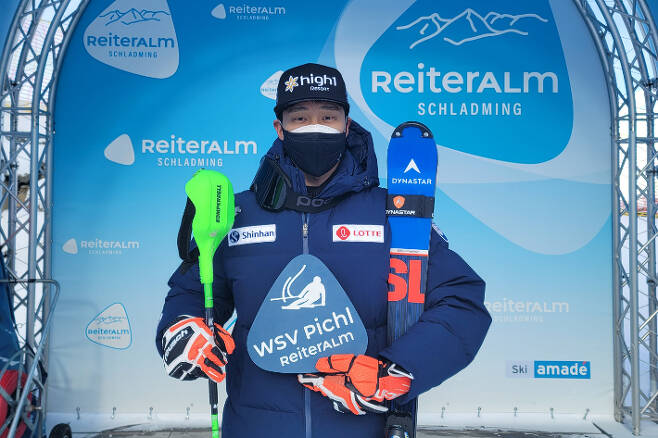 24일(현지 시간) 오스트리아 라이터랄름에서 열린 2020-2021 FIS컵 남자 회전에서 우승을 차지한 한국 알파인스키 간판 정동현. 사진=정동현