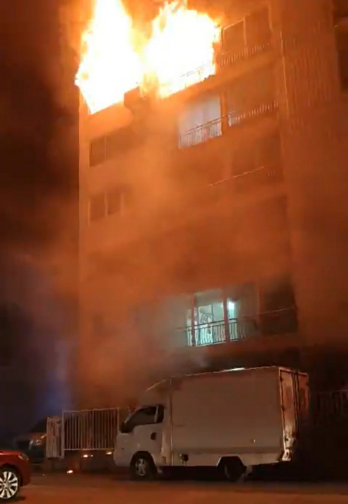 25일 오후 9시 8분쯤 순천시 가곡동의 한 아파트에서 화재가 발생했다. 독자 제공
