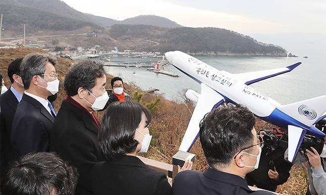 더불어민주당 이낙연 대표가 지난 21일 부산 강서구 대항전망대에서 가덕도신공항 예정지를 둘러보고 있다. 연합뉴스