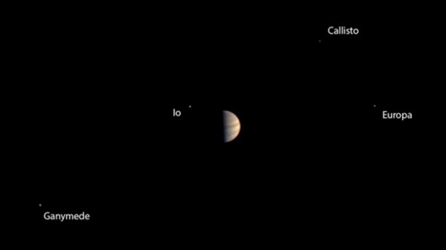 지난 2016년 주노가 목성 궤도에 진입하며 촬영한 목성과 위성들의 모습