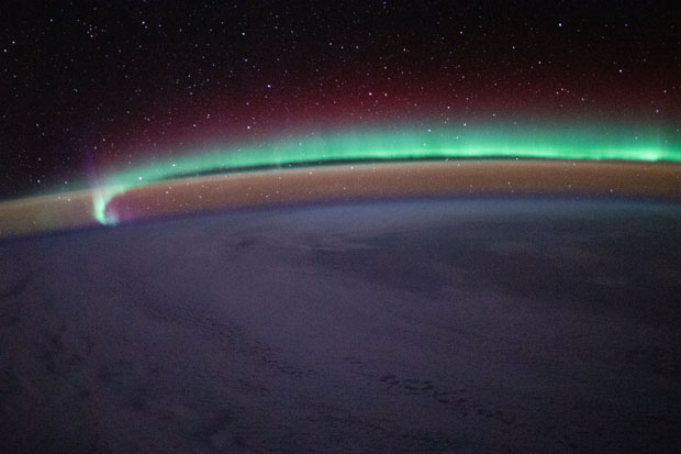 2021년 1월 18일 국제우주정거장에서 본 지구. 오로라가 지평선을 따라 흐르고 있다. 그 아래로는 희귀한 주황빛 대기광까지 겹쳐 그야말로 장관이다. 이때 국제우주정거장은 북대서양 상공 424.8㎞ 궤도를 돌고 있었다./사진=NASA