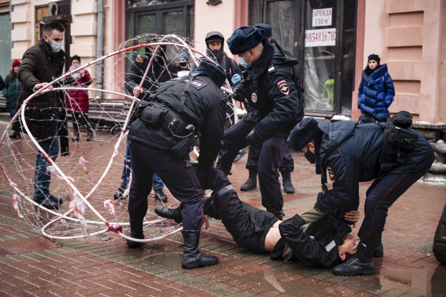 러시아 경찰이 24일(현지 시간) 모스크바 중심가에서 야권 지도자 알렉세이 나발니와 그의 지지자들을 석방하라고 요구하는 시위대를 체포하고 있다. 전날 러시아 전역에서는 구금된 나발니의 석방을 촉구하는 지지자들이 대규모 시위를 벌였으며 그 과정에서 약 3,500명이 경찰에 붙잡혔다. 나발니는 독극물에 중독돼 독일에서 치료를 받은 뒤 지난 17일 귀국했다가 집행유예 의무 위반으로 체포돼 30일간의 구속 판결을 받았다.  /AP연합뉴스