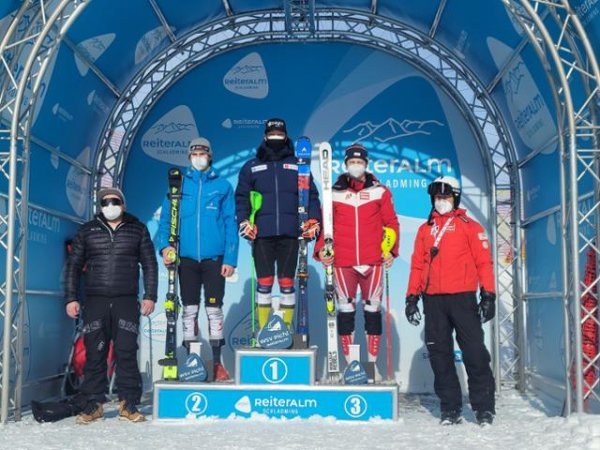 한국 알파인스키 간판 정동현(가운데)이 FIS컵 우승을 차지했다. 사진제공｜미동부한인스키협회