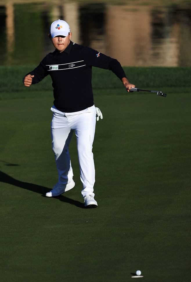 김시우가 24일 미국 캘리포니아주 라킨타의 PGA 웨스트 스타디움 코스에서 열린 PGA 투어 아메리칸 익스프레스 4라운드 17번홀에서 버디 퍼트가 떨어지는 순간 우승을 확신하는 어퍼컷을 날리고 있다. AFP연합