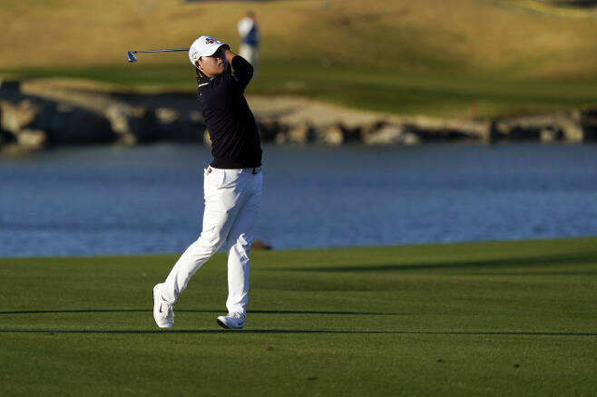 김시우가 24일(현지시간) 미국 캘리포니아주 라킨타의 PGA 웨스트 스타디움 코스(파72)에서 열린 PGA투어 아메리칸 익스프레스 4라운드 18번 페어웨이에서 아이언샷을 날리고 있다. AP연합