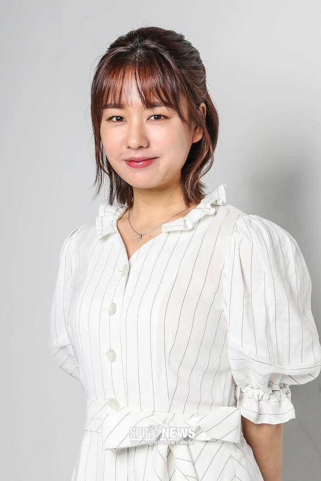 According to the Sporty News coverage on the 25th, Ahn Eun-jin participated in the recording of Running Man on the day and is in the midst of shooting.The recording was featured as a rising star, which featured new actors who are attracting attention. Along with Ahn Eun-jin, KBS Ive been to KBS once is also included.In particular, the two are close to each other among the told 10th grade motives that the employment rate is high among the acting departments of the Korea National University of Arts.Ahn Eun-jin and Lee Sang-eun, Kim Go-eun, Park So-dam, and Lee Yu-young are well known for their motives.Ahn Eun-jin is a new actor who has been attracting attention since he played a brilliant role last year.Since debuting in 2013, he has been steadily engaged in various activities such as theater, musicals, and advertisements.He has appeared in six dramas including TVN The Man Who Became King in 2019, Netflix Kingdom Season 1, OCN Others Is Hell and JTBC Inspection Civil War through JTBC drama Life.In 20201, he played Chu Min-ha in TVNs Spicious Doctor Life and formed a love line with Yang Seok-hyung (Kim Dae-myung), drawing keen attention.He is continuing his hot day without rest, joining JTBC s number of cases as a main character.In addition, the screen debut is ahead of the movie Citizen Duk Hee scheduled to open this year, and it is expected to continue its activities in Spicy Doctor Season 2 and Kingdom Season 2.Ahn Eun-jin, who is walking through such a popular works, is going to appear in the entertainment show as a Running Man for the new year, so it is noteworthy what new charm he will show with his extraordinary talent.