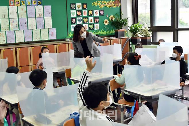 지난해 11월 부산 금정구 동현초등학교에서 학생들이 수업에 참여하고 있다.(사진=뉴시스)