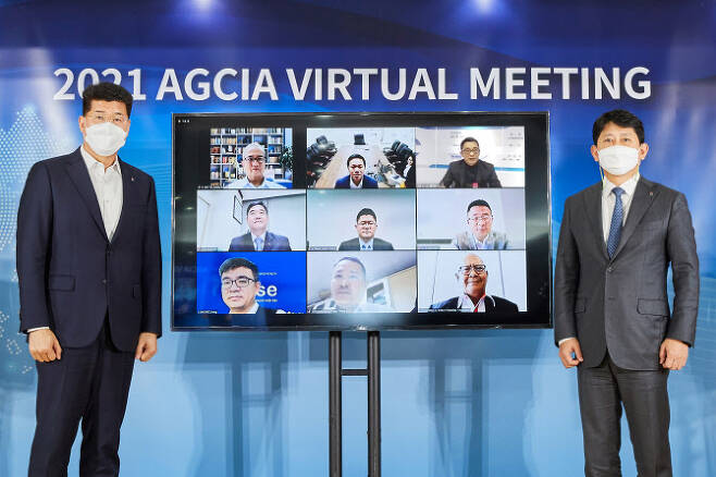 지난 26일 종로구 SGI서울보증 본사에서 아시아보증·신용보험협회(AGCIA) 유광열 협회장(맨 오른쪽)이 2021 AGCIA 화상회의 기념사진을 찍고 있다. (사진=SGI서울보증)
