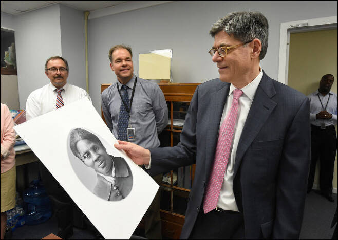2016년 제이콥 루 미국 재무장관이 20달러에 인쇄될 해리엇 터브먼의 얼굴을 보는 모습(사진=AFP)
