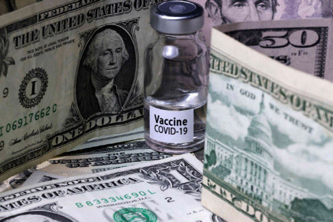 코로나19 백신(가운데)과 미 달러화 지폐 (AFP=연합)
