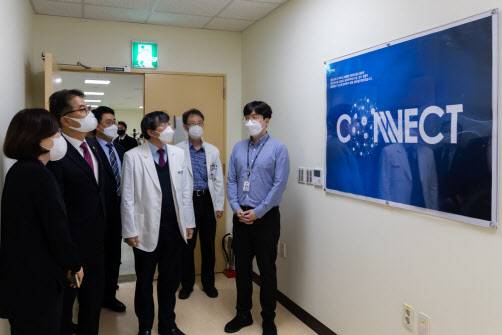 윤종인 개인정보보호위원회 위원장(왼쪽에서 두번째)이 26일 오후 국립암센터 암빅데이터센터를 방문해 설명을 듣고 있다.(사진=개인정보보호위원회 제공)