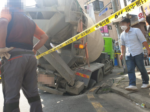 지난해 9월 서울 금천구 시흥동에서 한 덤프트럭 차량이 싱크홀에 빠져 있다. (사진=연합뉴스)