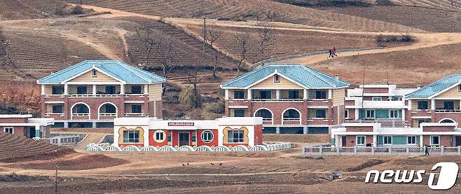 파주 접경지역에서 바라본 북한 황해도 개풍군 마을에 새단장 공사가 진행되고 있다. 2021.1.3/뉴스1 © News1 이승배 기자