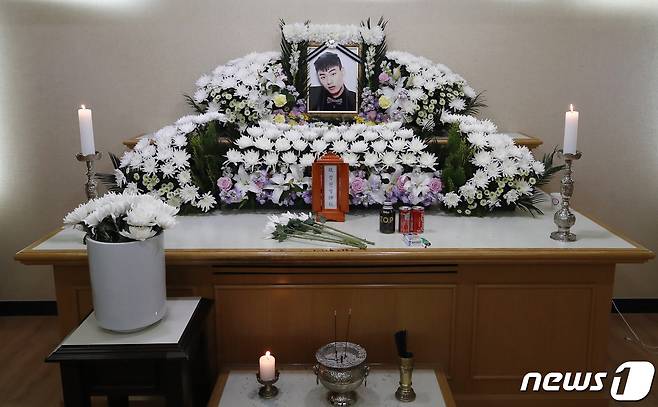 26일 래퍼 故 아이언(본명 정헌철) 빈소가 마련된 서울 중구 국립중앙의료원 장례식장에 고인의 영정이 놓여져 있다. / 사진공동취재단 © News1