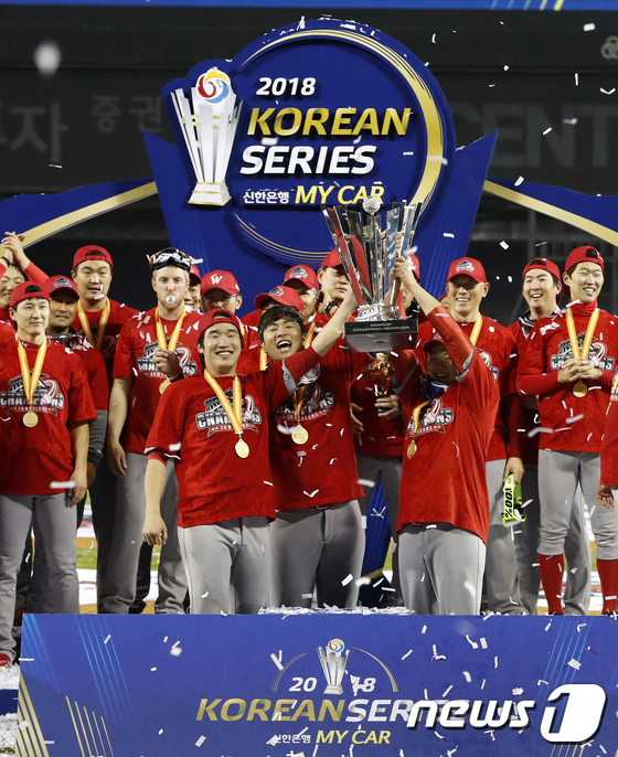 SK와이번스 선수들이 2018년 우승 트로피를 들고 기뻐하고 있다. 2018.11.13/뉴스1 photolee@ © 뉴스1