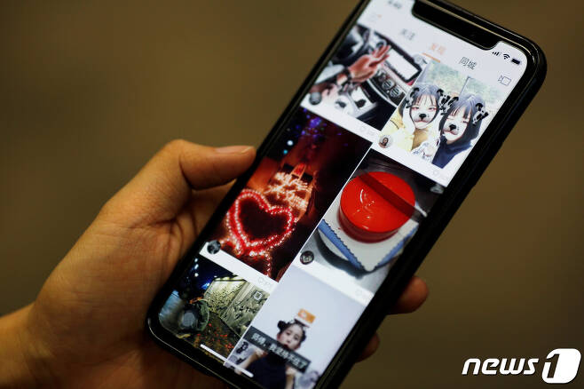 스마트폰으로 콰이쇼우 앱을 사용하는 모습.  © 로이터=뉴스1 자료 사진