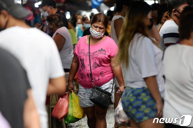 마스크를 쓰고 있는 필리핀 사람들. (자료사진) © 로이터=뉴스1