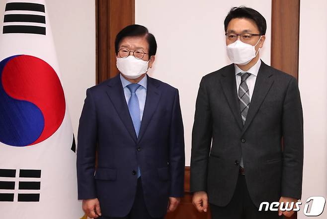 박병석 국회의장(왼쪽)이 26일 김진욱 신임 공수처장의 예방을 받고 기념촬영을 하고 있다. 2021.1.26/뉴스1 © News1 성동훈 기자