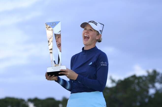 <YONHAP PHOTO-0692> LAKE BUENA VISTA, FLORIDA - JANUARY 24: Jessica Korda poses with the trophy after winning the Diamond Resorts Tournament of Champions at Tranquilo Golf Course at the Four Seasons Golf and Sports Club on January 24, 2021 in Lake Buena Vista, Florida.   Sam Greenwood/Getty Images/AFP == FOR NEWSPAPERS, INTERNET, TELCOS & TELEVISION USE ONLY ==/2021-01-25 08:10:38/ <저작권자 ⓒ 1980-2021 ㈜연합뉴스. 무단 전재 재배포 금지.>