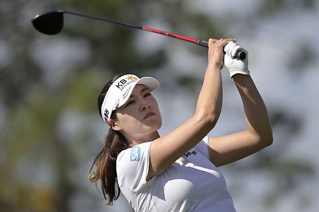 <YONHAP PHOTO-0483> In Gee Chun, of South Korea, watches her tee shot on the fourth hole during the final round of the Tournament of Champions LPGA golf tournament, Sunday, Jan. 24, 2021, in Lake Buena Vista, Fla. (AP Photo/Phelan M. Ebenhack)/2021-01-25 05:31:36/ <저작권자 ⓒ 1980-2021 ㈜연합뉴스. 무단 전재 재배포 금지.>