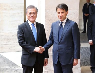 문재인 대통령이 2018년 10월 이탈리아를 방문했을 때 로마에서 주세페 콘테 총리와 만나 악수하고 있다./뉴시스