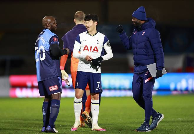 손흥민이 26일 FA컵 4라운드(32강) 원정 경기를 끝낸 후 위컴의 아데바요 아킨펜와(왼쪽)와 인사하는 모습. 오른쪽은 토트넘의 레드리 킹 코치./로이터 연합뉴스