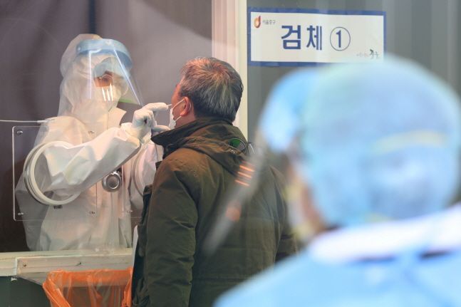 20일 서울역 광장에 마련된 임시 선별진료소에 의료진이 검체를 하고 있다. ⓒ데일리안 류영주 기자