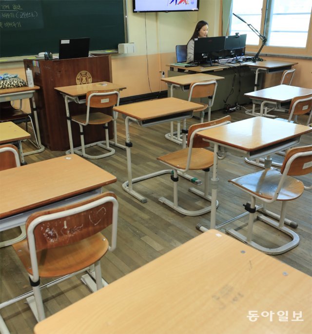 지난해 광주 남구의 한 고교에서 교사가 텅 빈 교실에 앉아 홀로 원격수업을 진행하고 있다. 올해는 학생들의 등교로 대면수업이 늘어날 수 있을지에 관심이 쏠린다. 동아일보DB