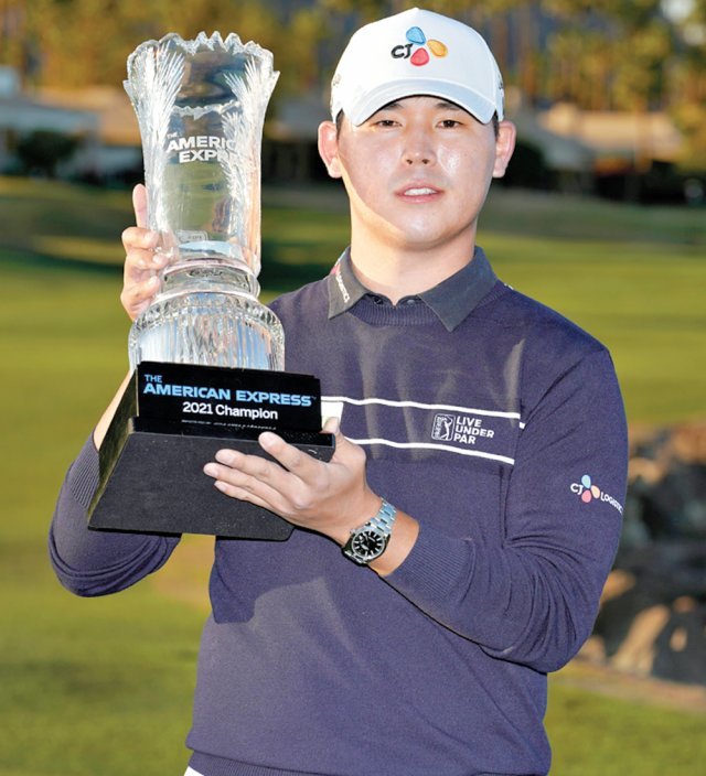3년 8개월 만에 PGA투어 통산 3승을 달성한 김시우가 우승 트로피를 들고 환하게 웃고 있다. AP 뉴시스