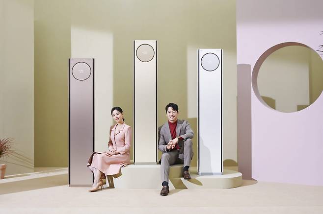 LG전자가 26일 2021년형 에어컨 신제품 LG 휘센 타워를 출시한다. 온라인 공개 행사 진행을 맡은 배우 강한나와 김재원이 LG 휘센 타워를 소개하고 있다.