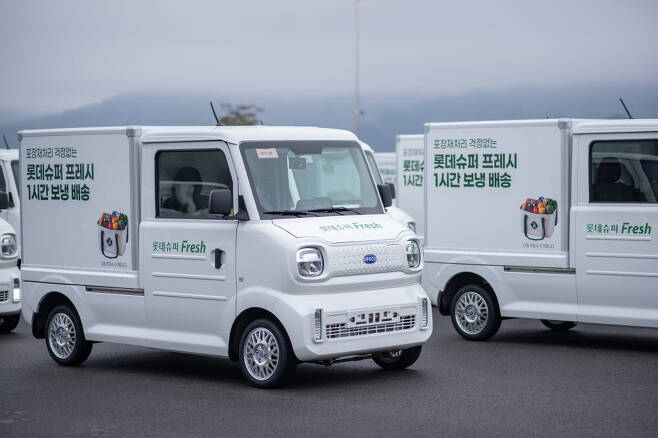디피코가 제작한 롯데슈퍼 배송 차량인 초소형 전기화물차.