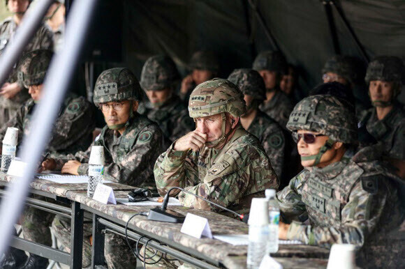 로버트 에이브럼스 주한미군 사령관(가운데)과 최병혁 한미연합사 부사령관(오른쪽), 남영신 육군 지상작전사령관(왼쪽) 등 한-미 군지휘부가 2019년 10월 한국군 제5포병여단의 사격 훈련을 참관하고 있다. 주한미군 페이스북 페이지 갈무리
